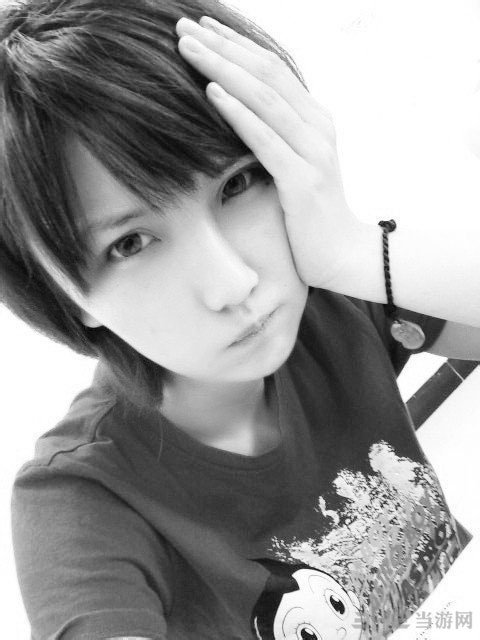 经常被当头像，这个黑色毛衣的女生是谁？