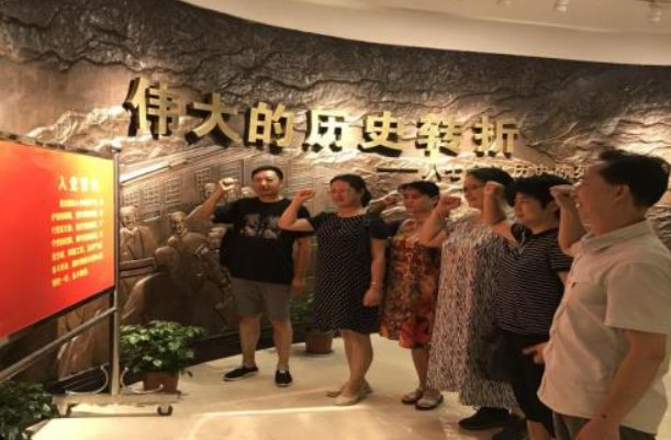 1927年8月,党在八七会议上确定了( )的方针。