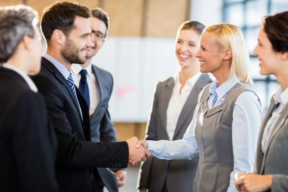 先敬罗衣后敬人的意思