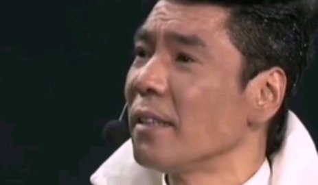 你在那万人中央感受那万丈光芒原唱是谁？