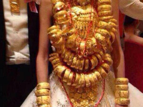 湖北一新娘身上挂了60个大金镯子，当地人结婚都是这么豪气吗？