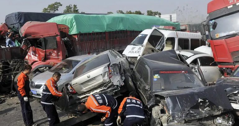 第一车道，高速被追尾6人直接原地歇了，如此行为可能会酿成什么后果？