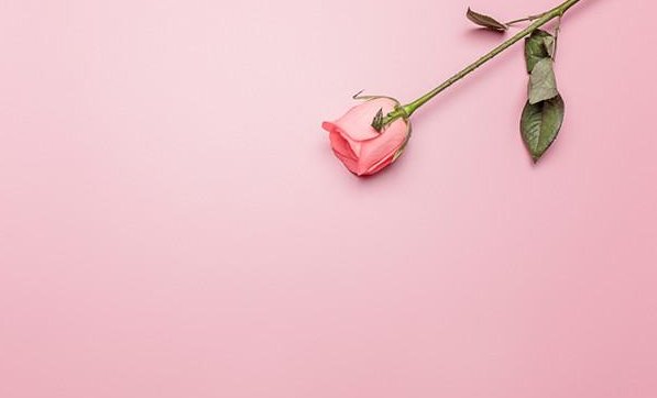 “越是这种人声鼎沸的时刻 我越觉得你应该在我身边 是什么意思？