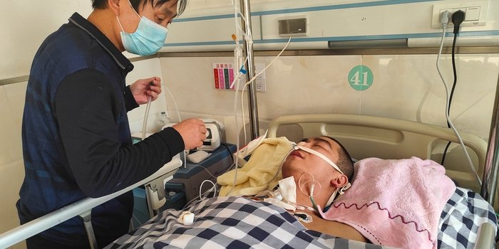 安徽一小伙为救工友摔成高位截瘫，小伙是否有后悔当初的举动？