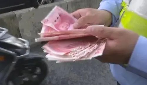 上海一小区女业主楼顶狂撒百元钞票，此事的调查结果如何？