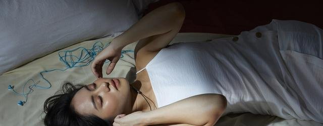 女子裸睡误把男子当丈夫被强奸,男子称她很主动,如何定性?