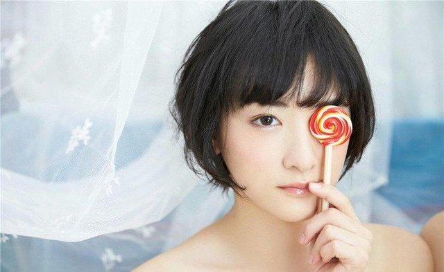 女生说，我有啥好看的，我说哪里都好看，她说我看哪里都不好看，怎么回复