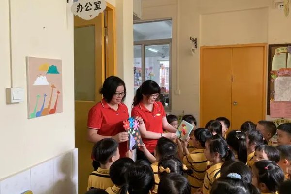 幼儿园老师送什么礼物