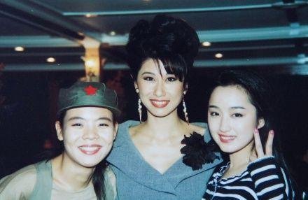 “红脸的关公”“黑脸的张飞”，歌名是什么，歌词