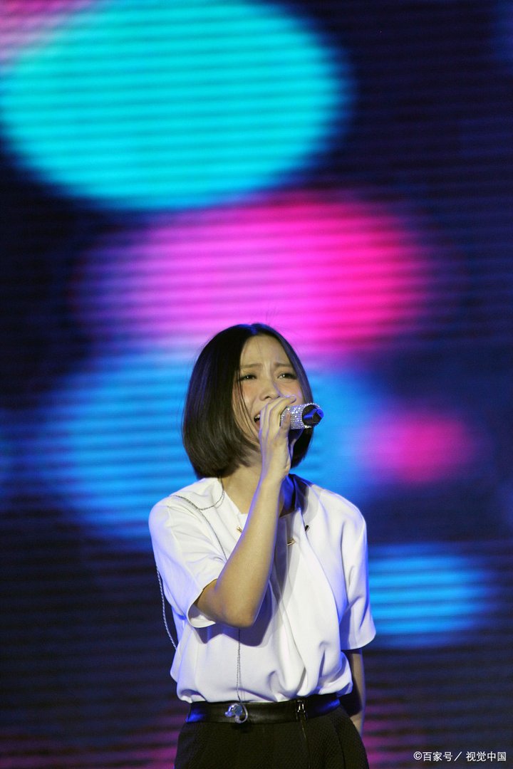 姚贝娜为什么甩开那英的手离开？