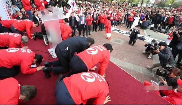 韩国总统候选人下跪拉票是怎么回事？