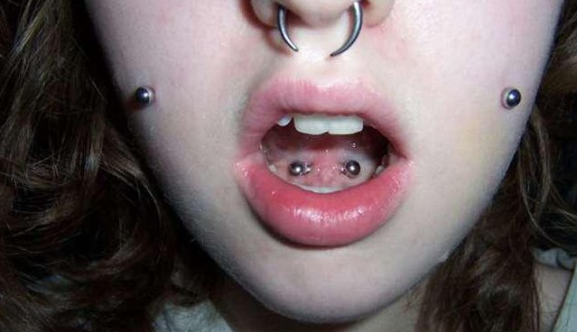 为什么女孩子舌头中间都有个大头钉。那是什么，有啥用呢！