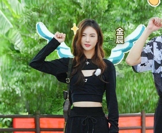 金晨舞蹈功底到底有多好?高抬腿倒水惊讶所有人,人美又会跳舞,你怎么看?