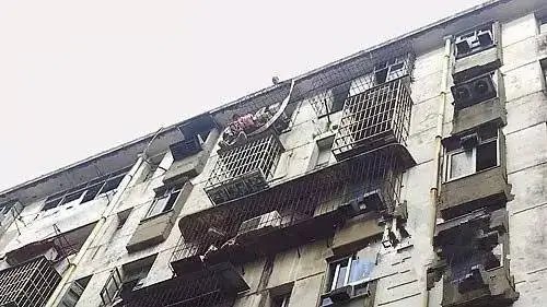 山东男子下楼太快冲出6楼窗外悬在半空中，最后他是如何得救的？