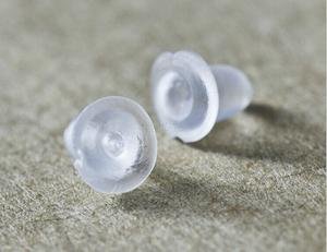 天太热塑料塞子晒化了，杭州一女子耳朵被耳钉黏住，最终是如何将其取下的？