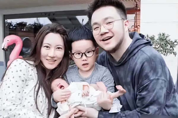 巴图的妻子比他大几岁