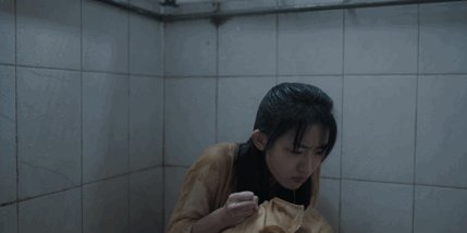 扫黑风暴中孙兴为什么要徐英子用嘴咬桌角呢？