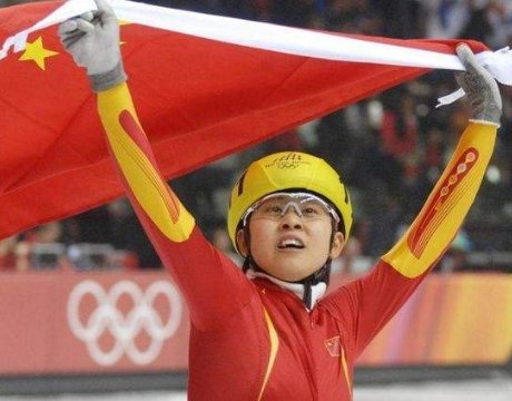 如何看待王濛在冬奥会短道速滑比赛上的唠嗑式解说?