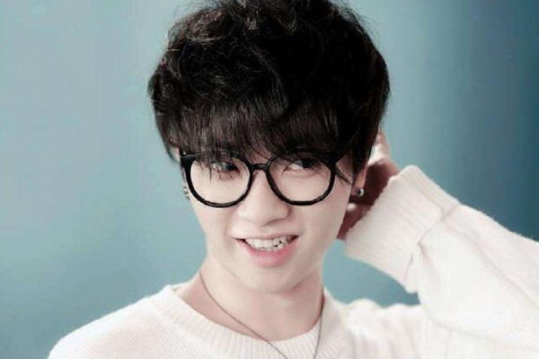 华晨宇是开着自家的跑车出道的，家里真的很有钱吗？