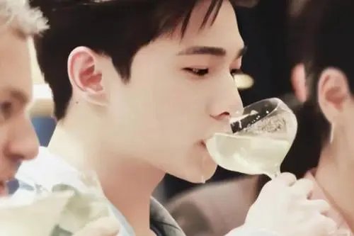 杨洋喝酒时把酒喝漏了，你觉得他这个行为可爱吗？