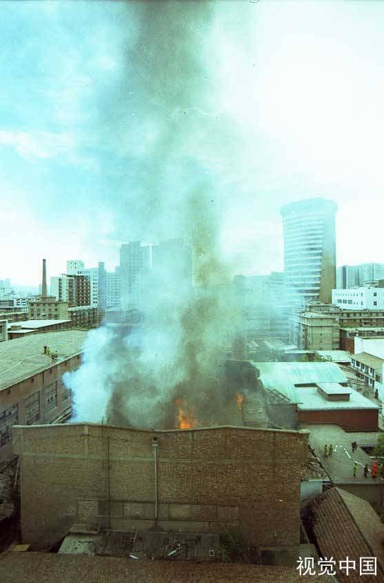 记者直播工厂火灾时手机被抢,记者直播的行为是否存在不妥?