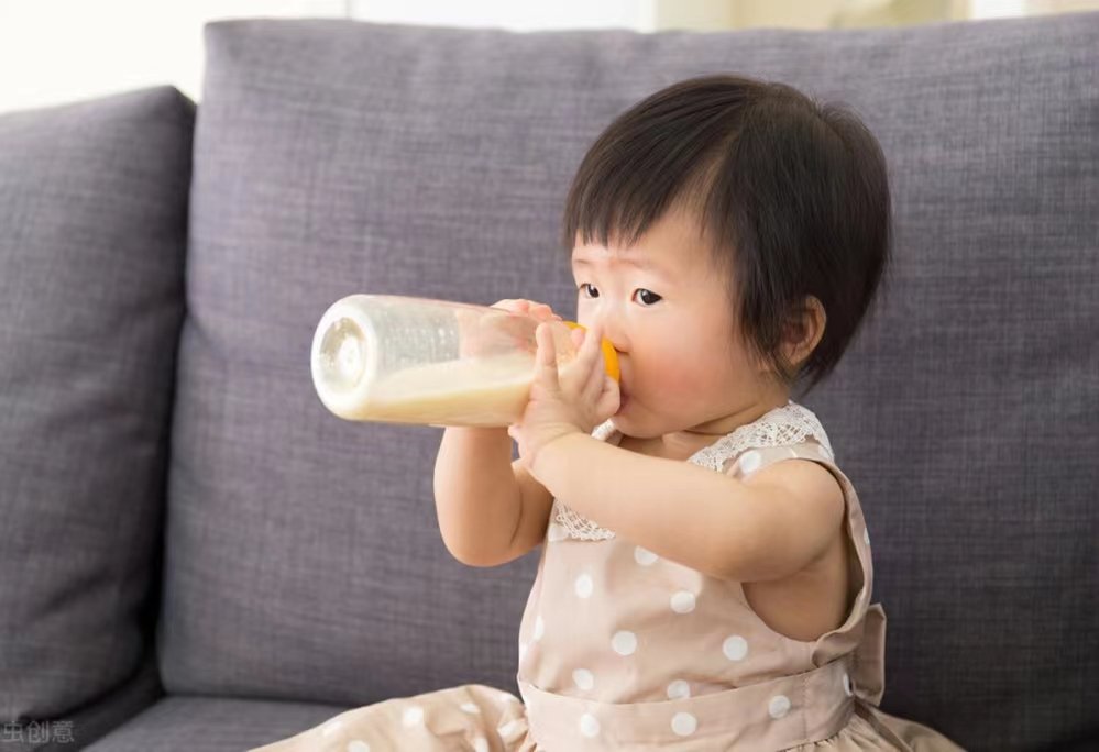 1岁萌娃偷喝垃圾桶奶茶，满足地咂嘴太可爱，这一幕遭到了网友怎样的调侃？