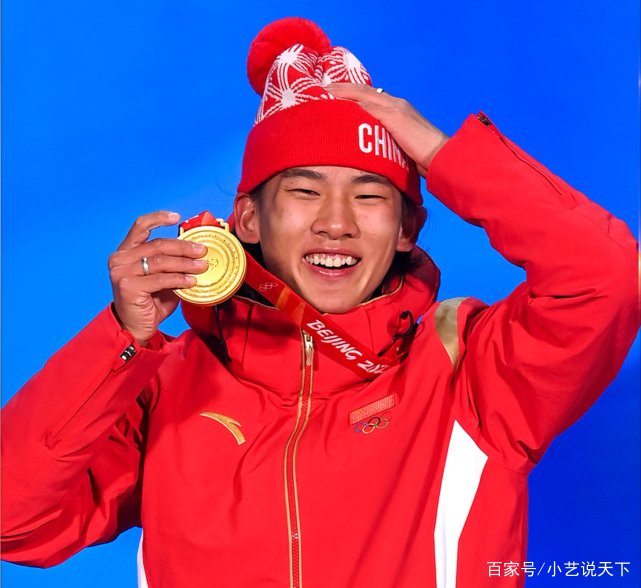 苏翊鸣和教练出去吃烤肉，被安排坐小孩那桌，当时他有何反应？