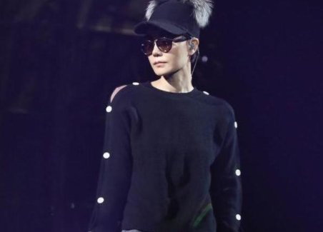 王菲素颜亮相,瘦太狠初现老态,一身黑色显气质,你觉得太瘦了好看吗?