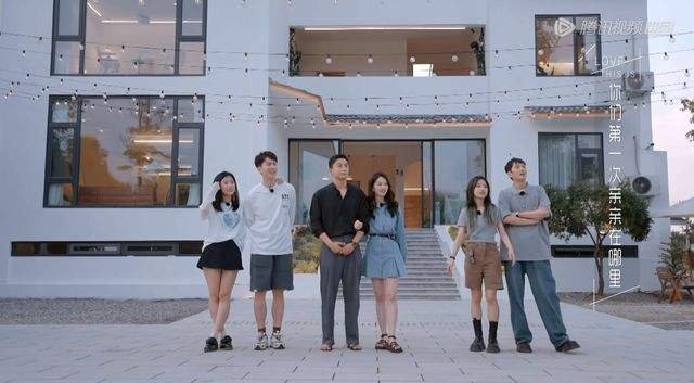 为什么现代年轻人都非常喜欢看综艺《爱情这小件事》?原因是什么?