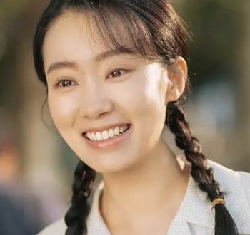 张小斐晒半脸自拍，为何自拍只露半张脸？