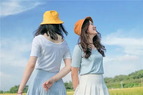 安徽一女子晕倒，闺蜜鞋都没穿好赶来救人，你想拥有这样的友情吗？