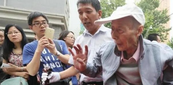 山东82岁老人参加高考，与老伴并肩回家，这位老人为何要去参加高考？