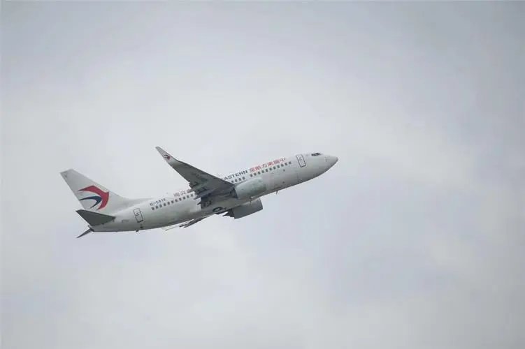 东航坠毁客机第二副驾毕业三年,父亲开车母亲务农,他的家人对此有何表示?