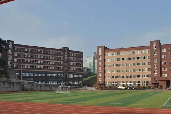 重庆三中在哪里？