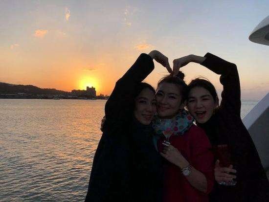 如何评价台湾综艺节目《小宇宙33号》的主持人Selina?