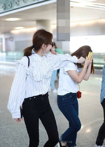 江疏影为何要掐粉丝的脸？