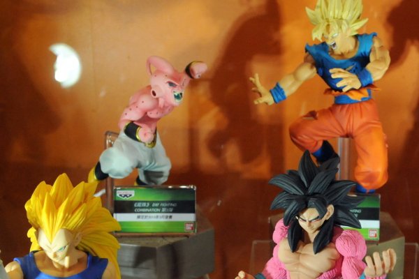 七龙珠里的特兰克斯是谁的儿子？