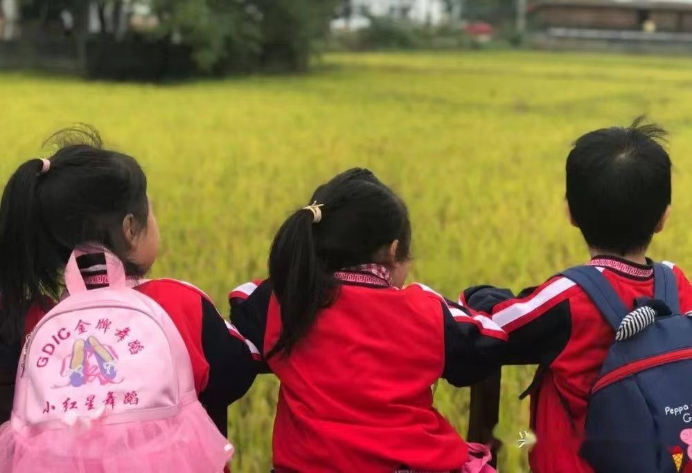 1岁萌娃偷喝垃圾桶奶茶，满足地咂嘴太可爱，这一幕遭到了网友怎样的调侃？