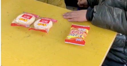 留守儿童把发的零食留给妹妹，这背后的原因为何令人泪目？