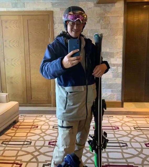 上海大叔举着红酒杯排队做核酸，他为何会有如此举动？