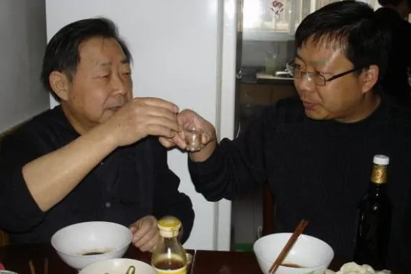 河北一男子去女方家5天被准岳父灌倒3次，这种行为是否提倡？