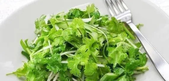 香菜和柠檬相比，哪个的维生素含量比较高？