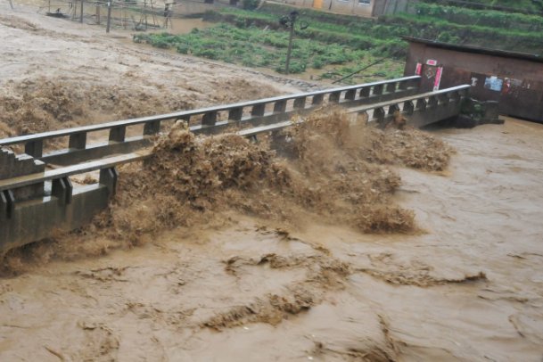 大爷换上新鞋泪流满面，哽咽道“我们的家没了”，对这一幕你怎么看？