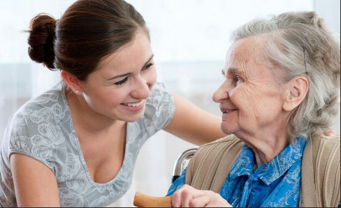 姐妹回娘家,妹妹总爱当着姐姐的面给父母钱,是啥心理?