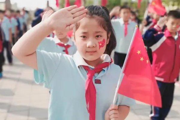 一年级小学生向国旗敬礼寄语