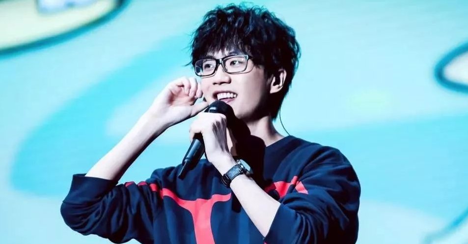 乐坛“清流”许嵩人设崩塌,粉丝却高兴的不行,到底怎么回事?