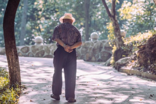 人生不售来回票，一旦动身，绝不能复返 这句话的意思是什么?详细点.