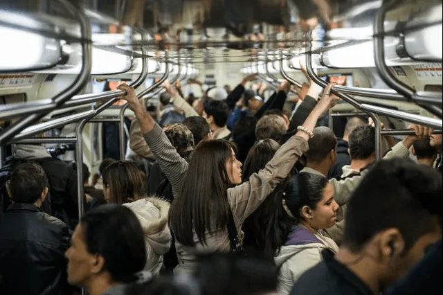 孩子躺地铁座上大叔提醒被家长怼：“倚老卖老，多管闲事”！此事是谁之过？