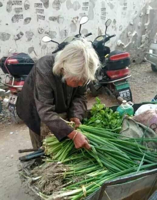 河南老奶奶把家里的推车弄丢，好心姑娘施以援手，你在生活中帮助过老人吗？