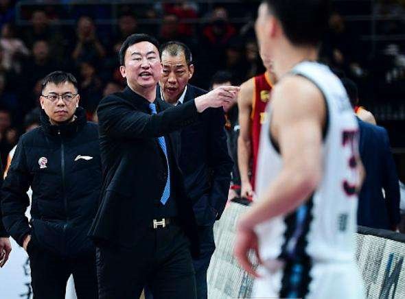 郭艾伦送老叔回沈阳没戴口罩,竟被CBA公司书面警告?